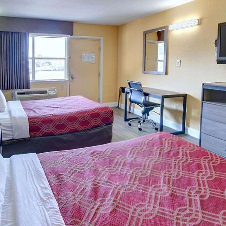 Econo Lodge At Military Circle Norfolk Bagian luar foto
