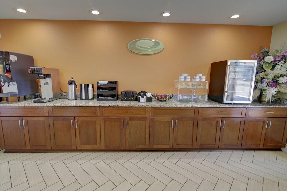 Econo Lodge At Military Circle Norfolk Bagian luar foto