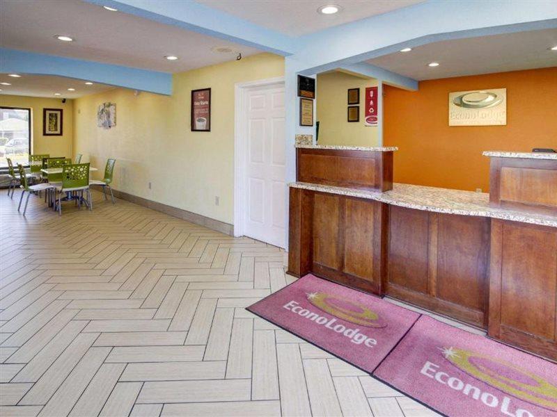 Econo Lodge At Military Circle Norfolk Bagian luar foto
