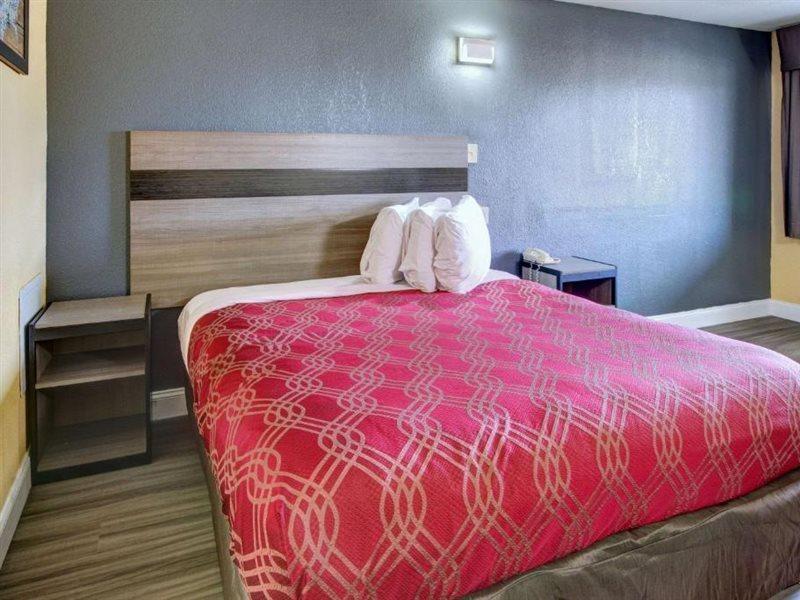 Econo Lodge At Military Circle Norfolk Bagian luar foto