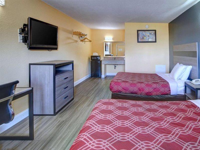 Econo Lodge At Military Circle Norfolk Bagian luar foto