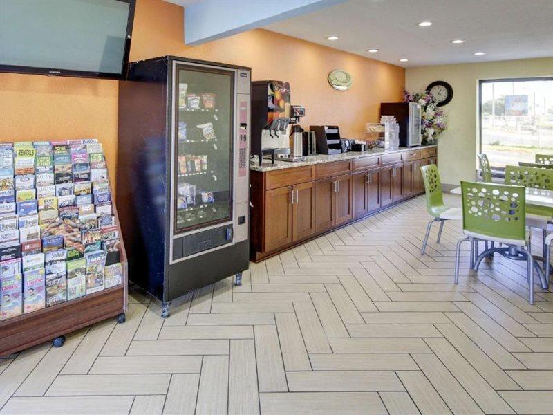 Econo Lodge At Military Circle Norfolk Bagian luar foto