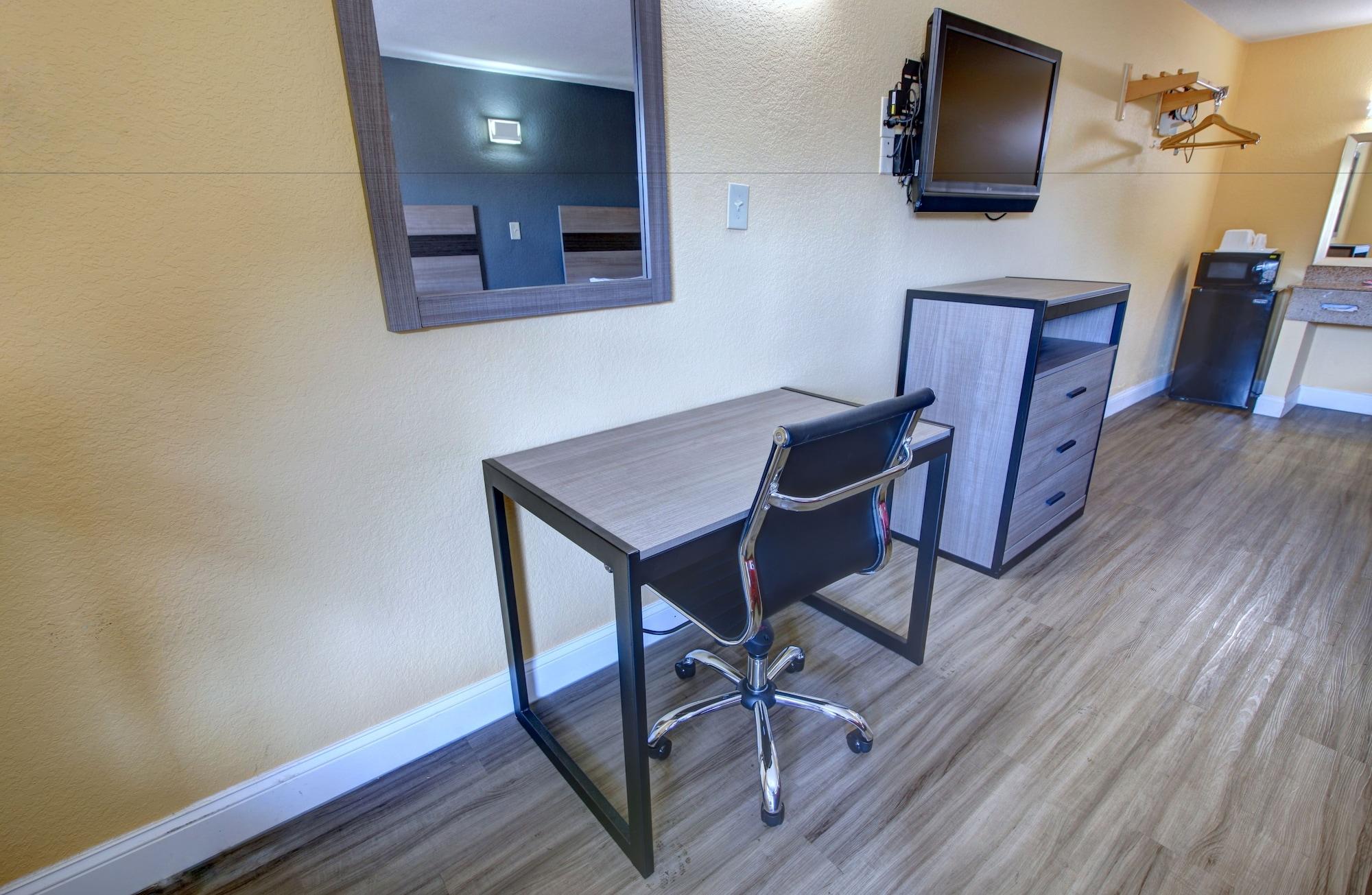 Econo Lodge At Military Circle Norfolk Bagian luar foto