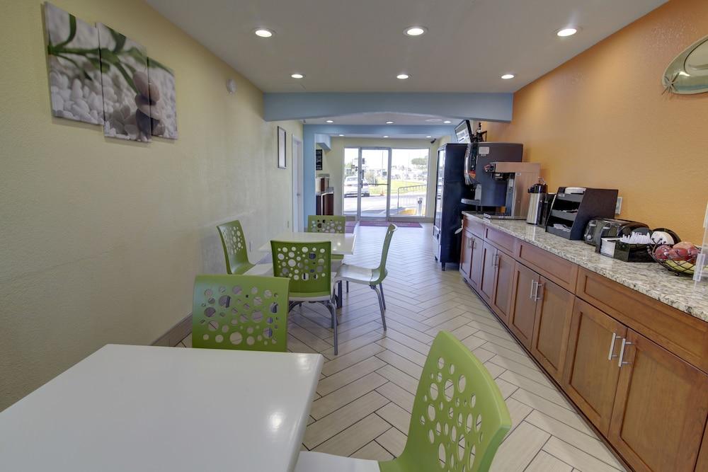 Econo Lodge At Military Circle Norfolk Bagian luar foto