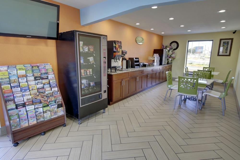 Econo Lodge At Military Circle Norfolk Bagian luar foto