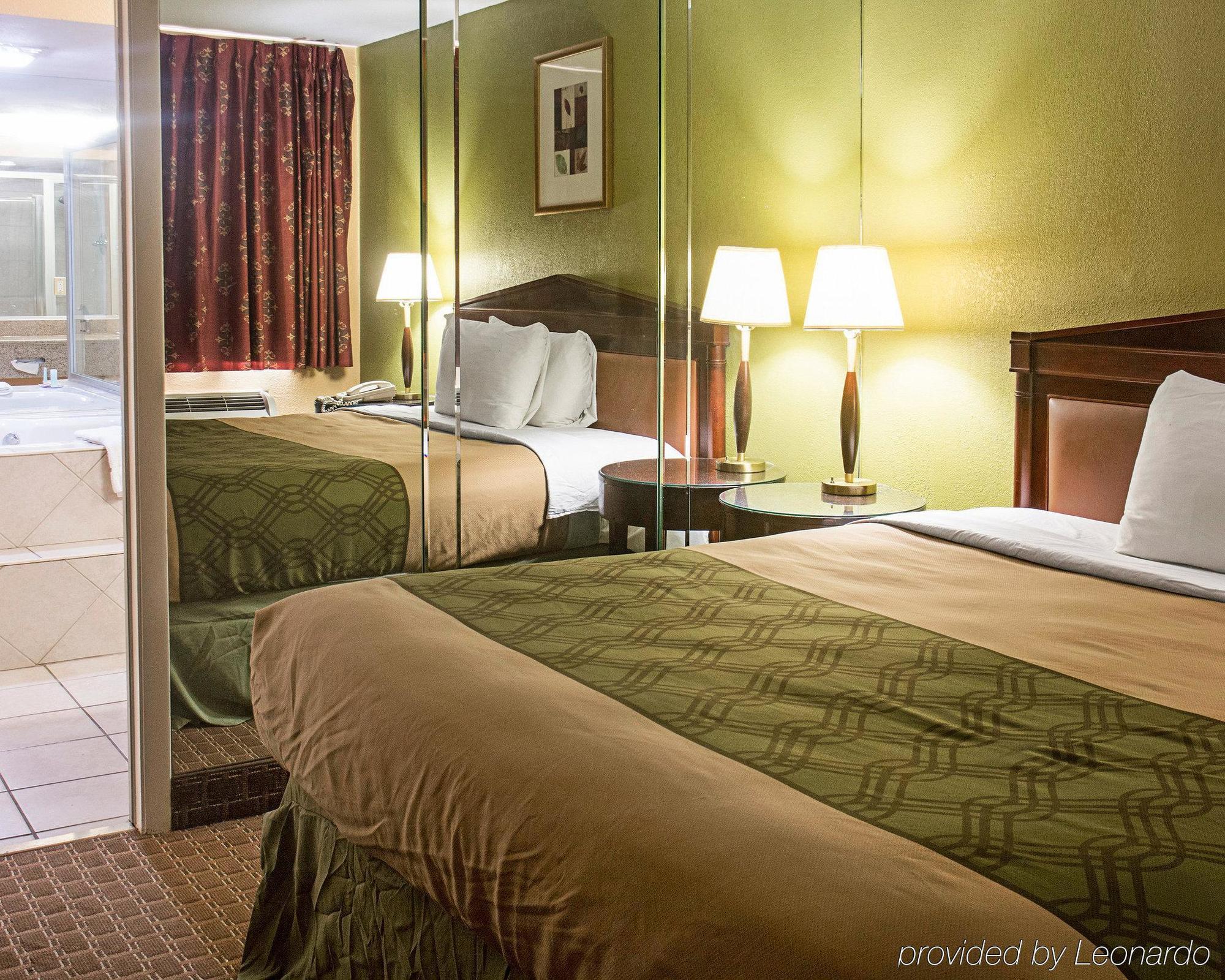 Econo Lodge At Military Circle Norfolk Bagian luar foto
