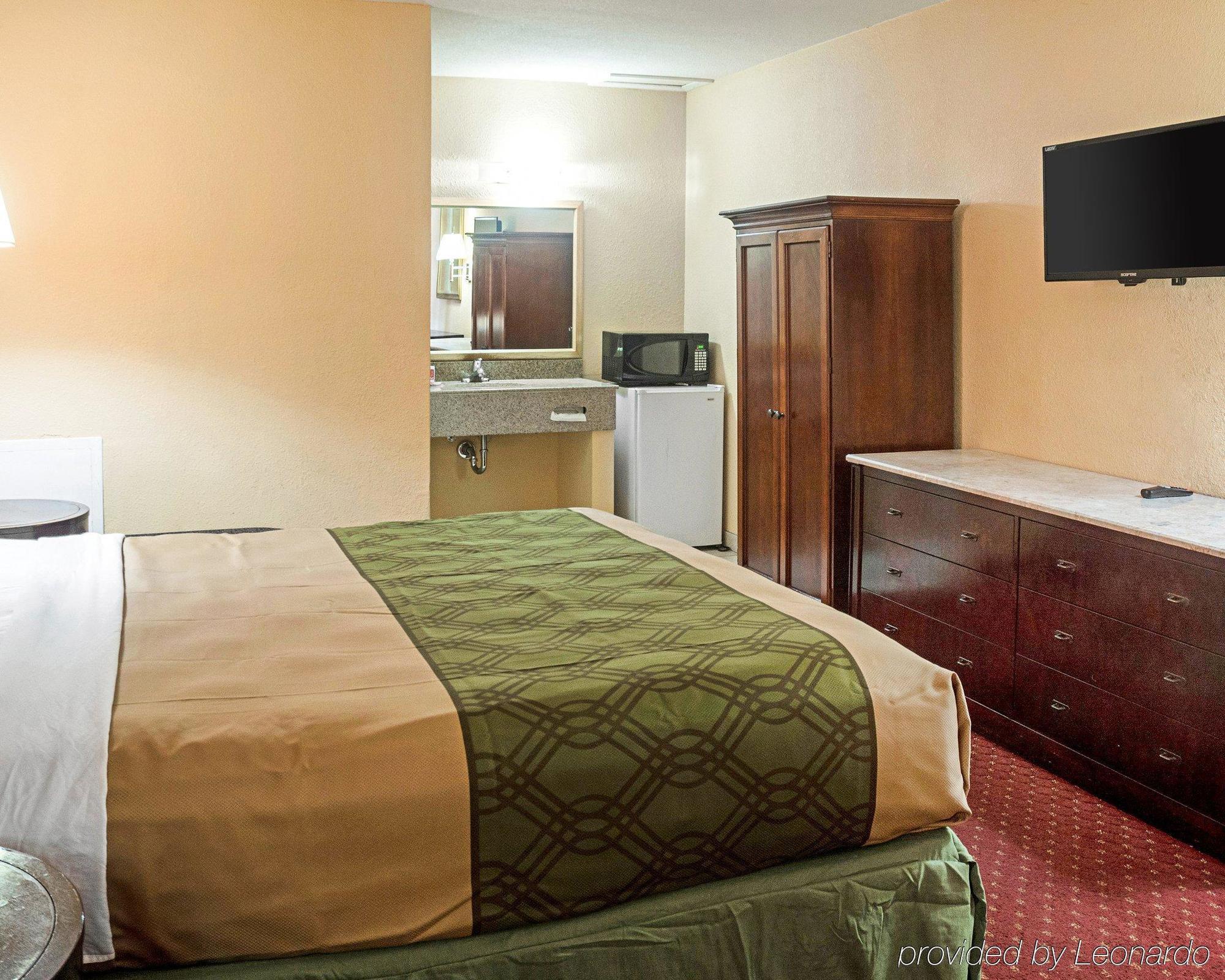 Econo Lodge At Military Circle Norfolk Bagian luar foto