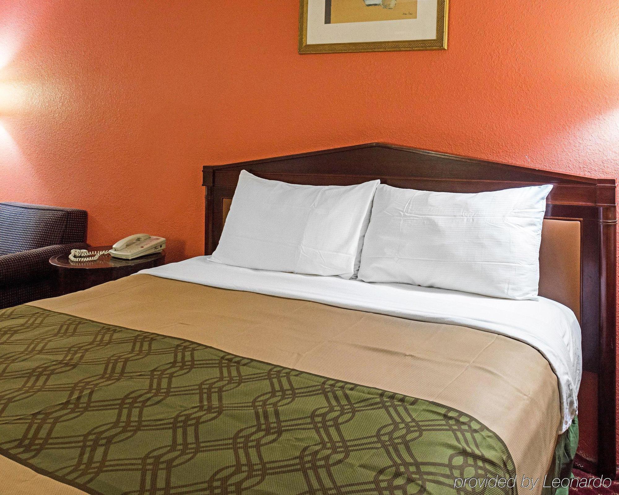Econo Lodge At Military Circle Norfolk Bagian luar foto