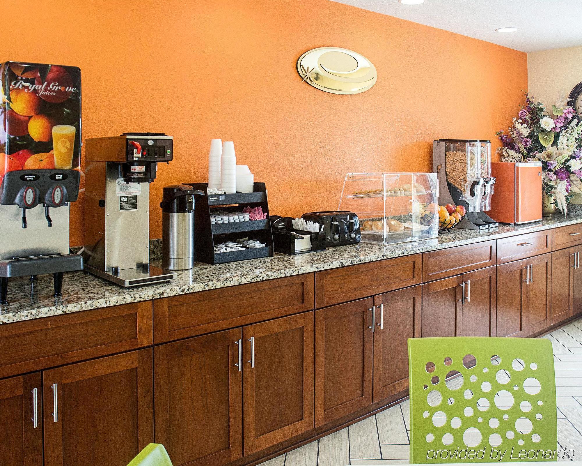 Econo Lodge At Military Circle Norfolk Bagian luar foto