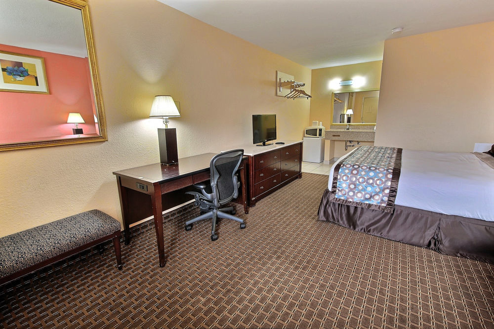 Econo Lodge At Military Circle Norfolk Bagian luar foto