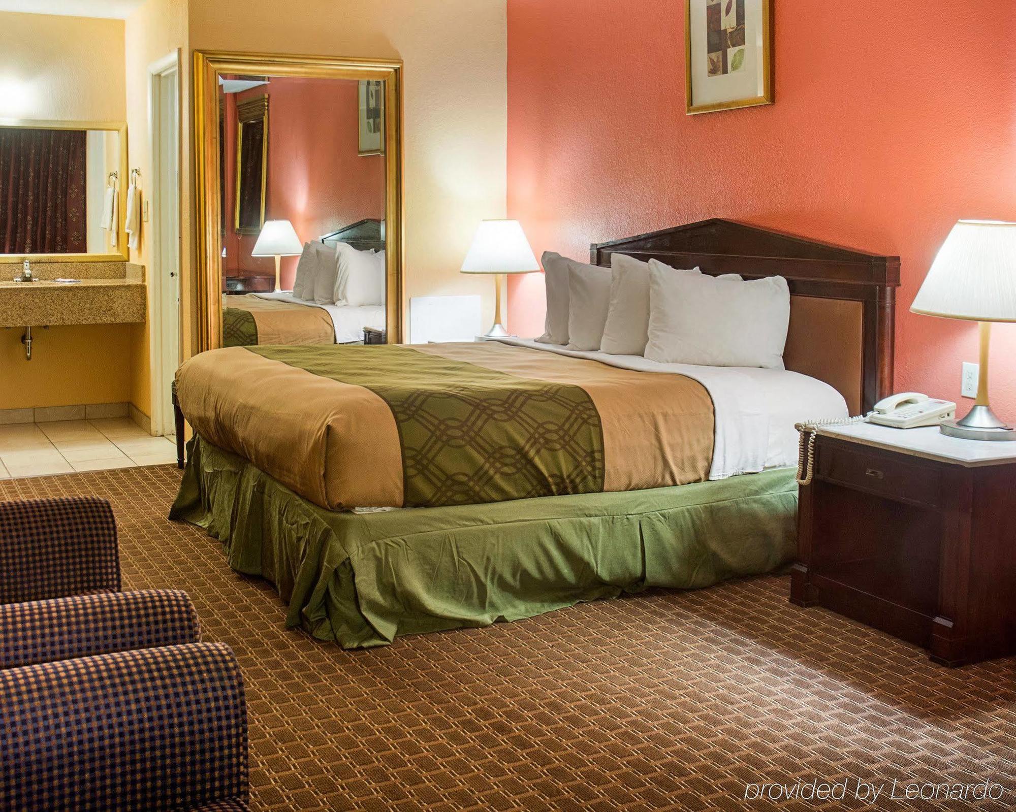 Econo Lodge At Military Circle Norfolk Bagian luar foto