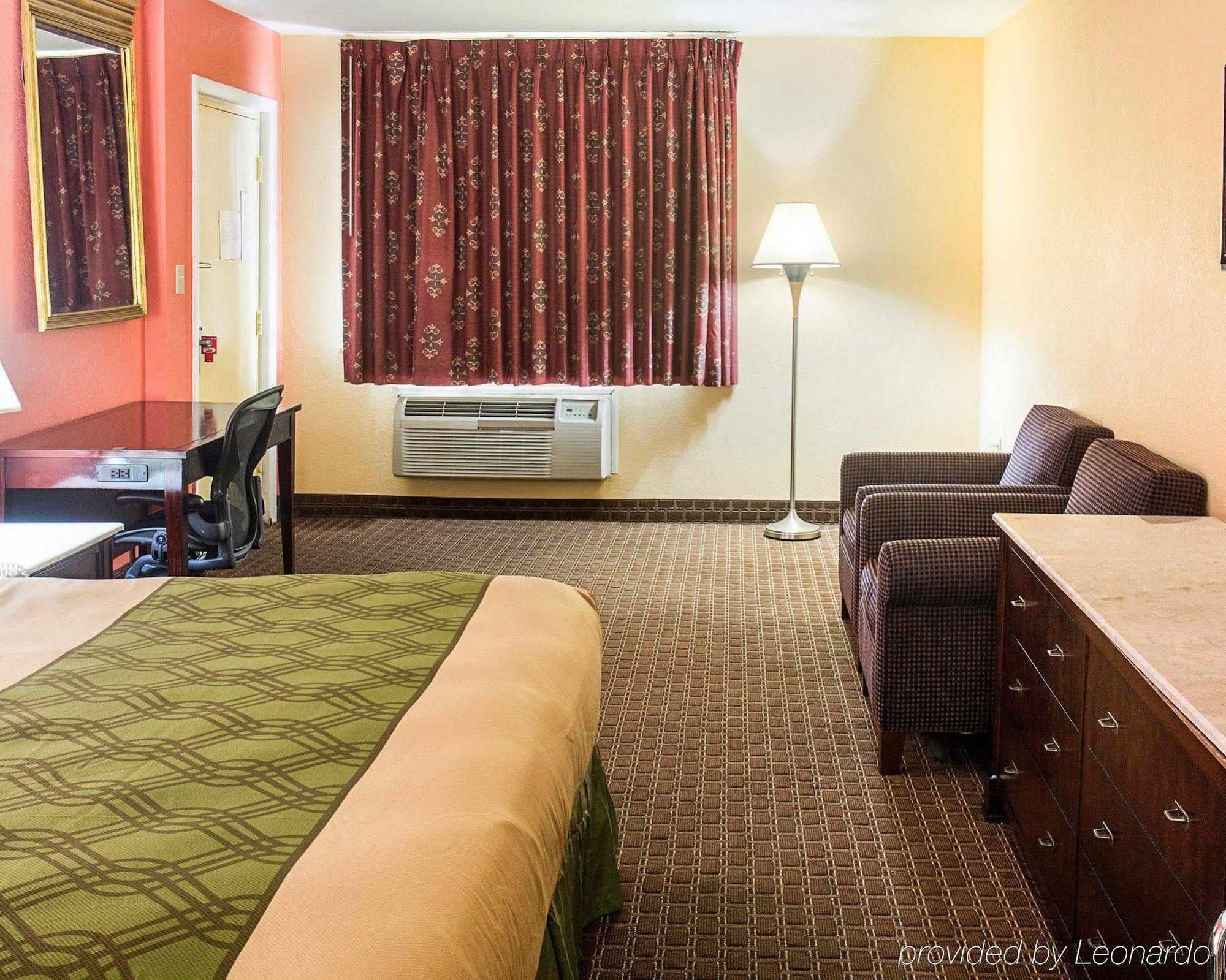 Econo Lodge At Military Circle Norfolk Bagian luar foto