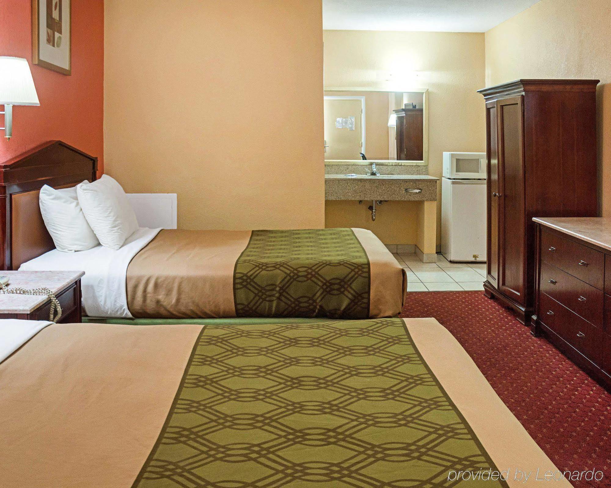 Econo Lodge At Military Circle Norfolk Bagian luar foto