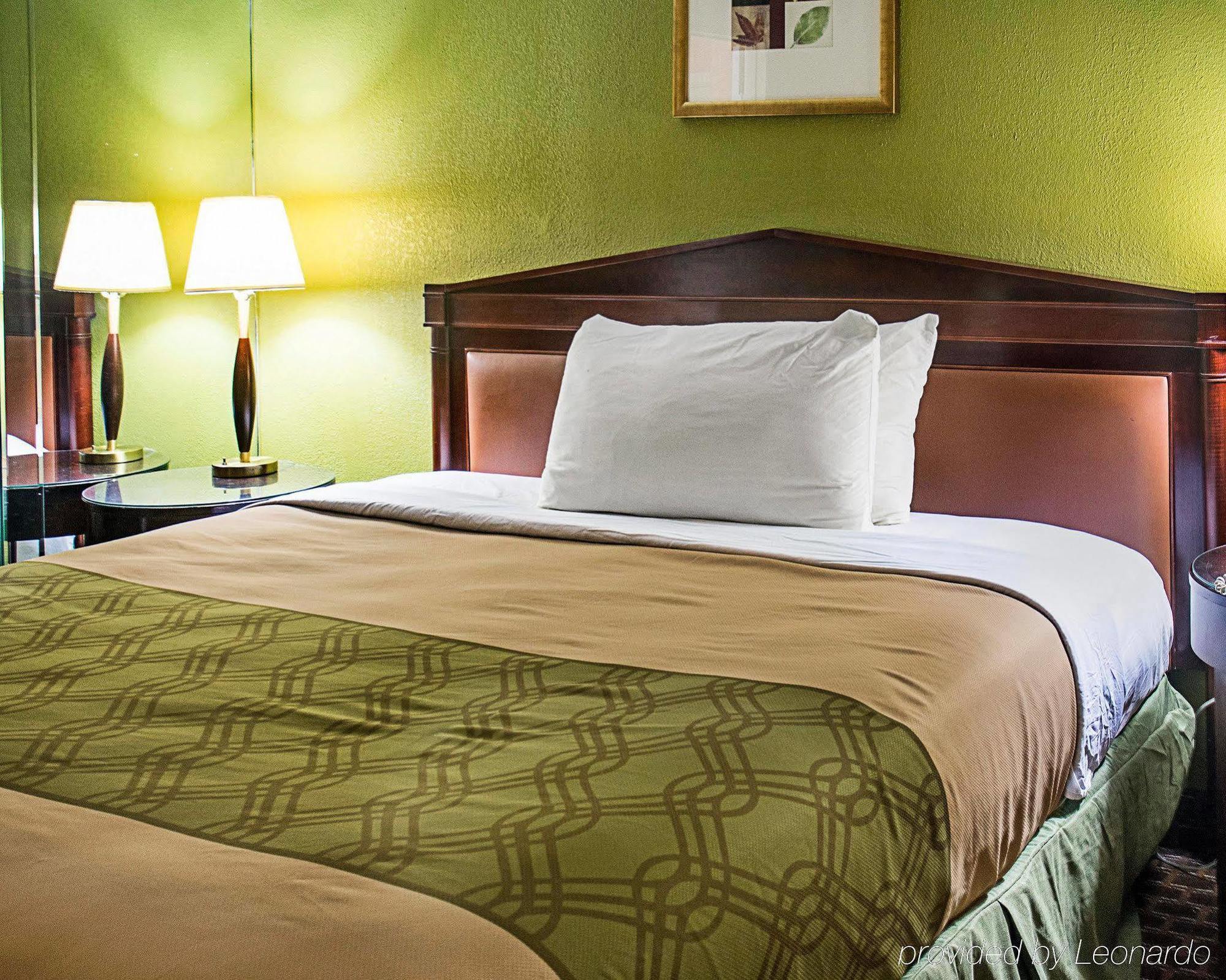 Econo Lodge At Military Circle Norfolk Bagian luar foto