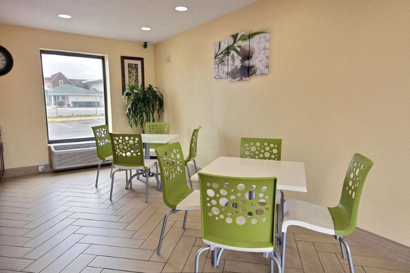 Econo Lodge At Military Circle Norfolk Bagian luar foto