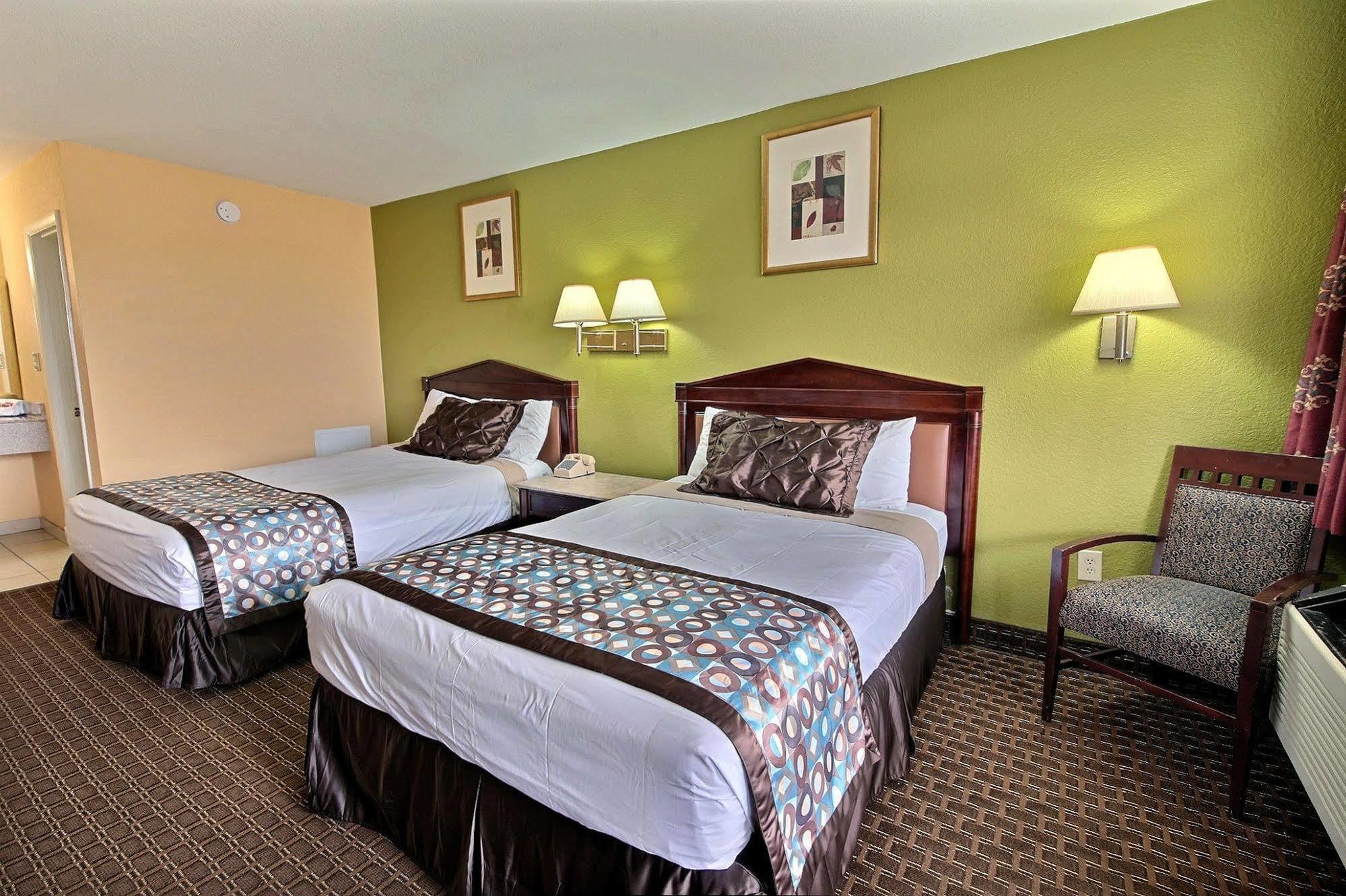 Econo Lodge At Military Circle Norfolk Bagian luar foto