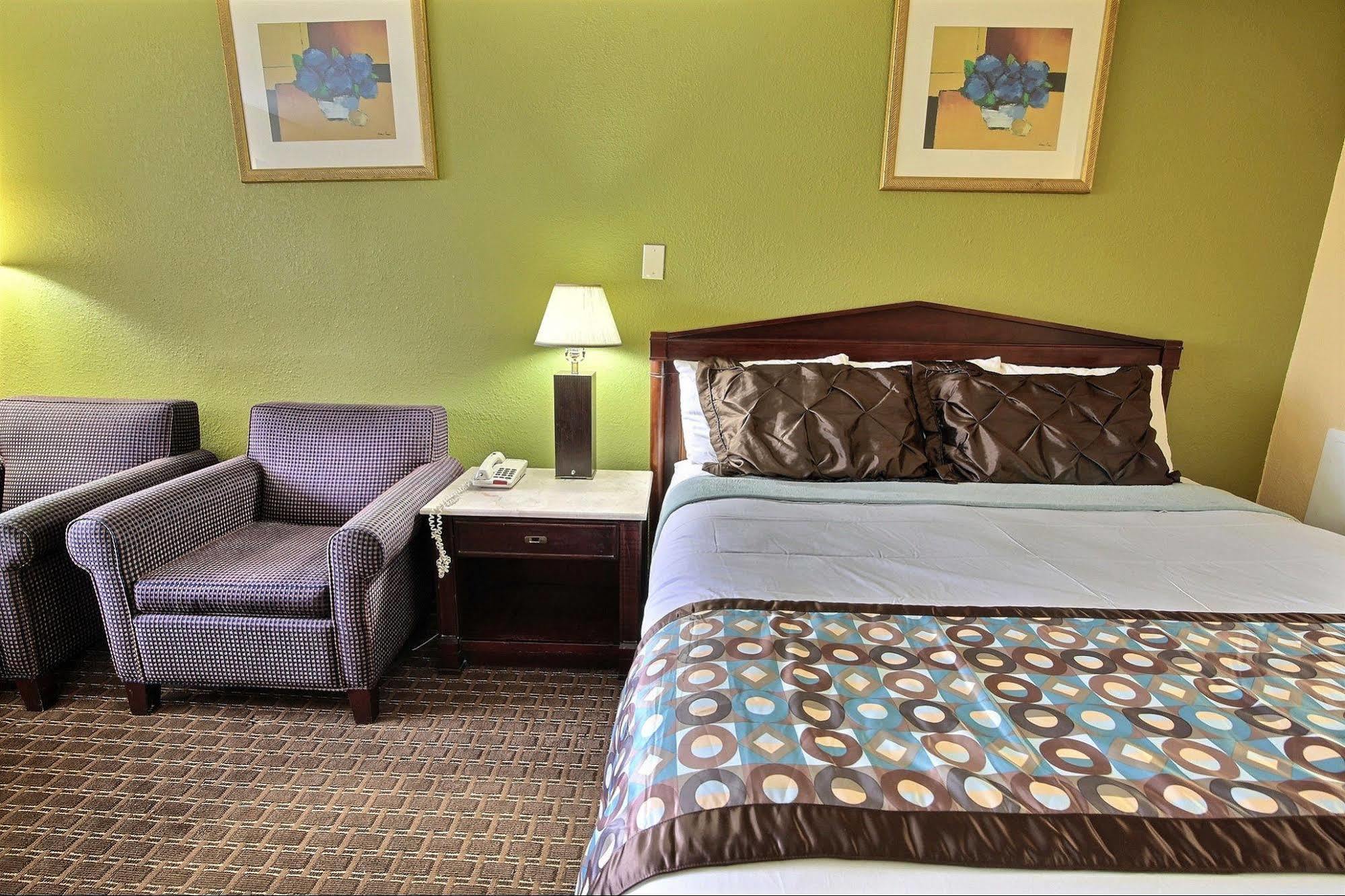 Econo Lodge At Military Circle Norfolk Bagian luar foto