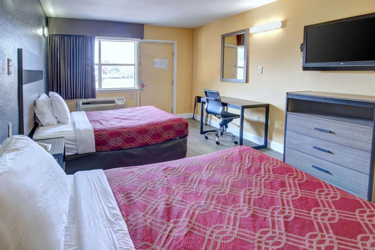 Econo Lodge At Military Circle Norfolk Bagian luar foto