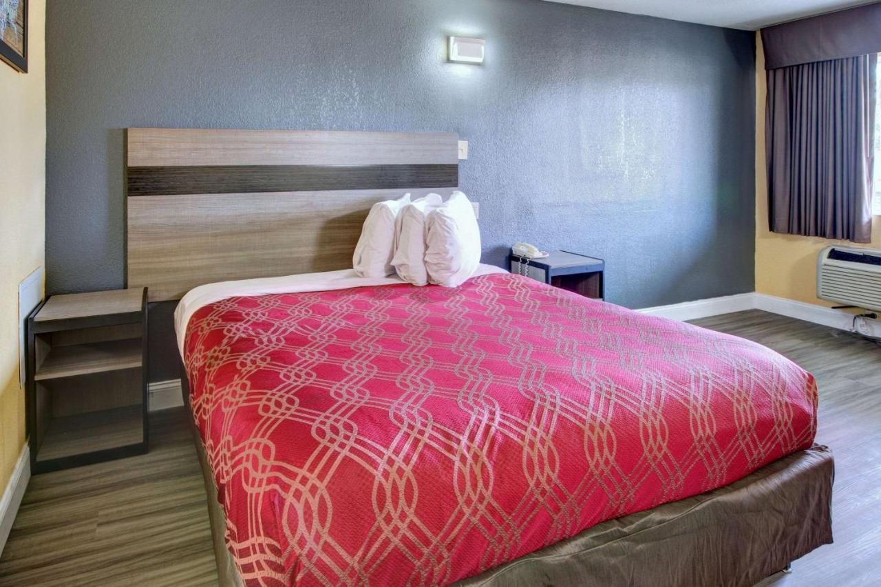 Econo Lodge At Military Circle Norfolk Bagian luar foto