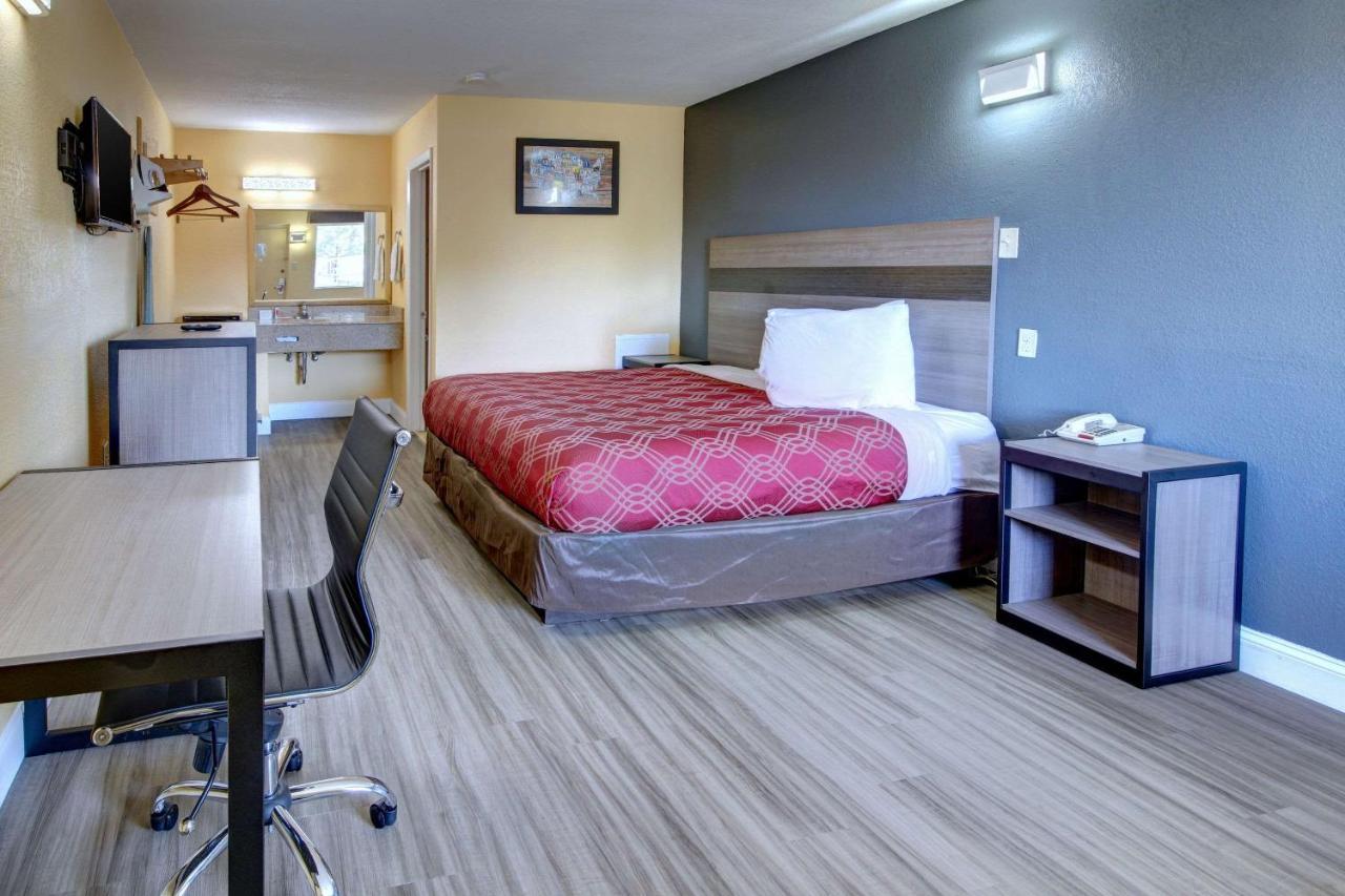 Econo Lodge At Military Circle Norfolk Bagian luar foto