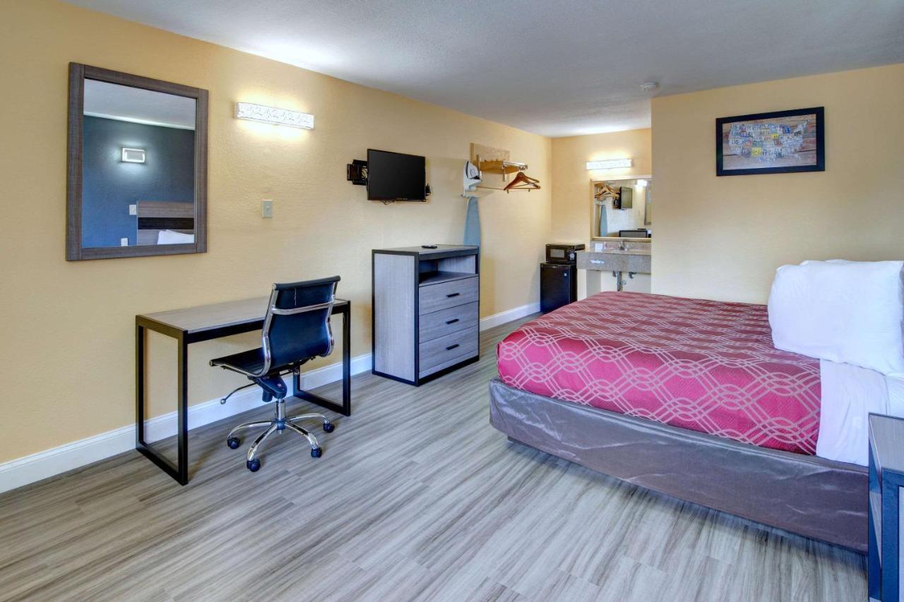 Econo Lodge At Military Circle Norfolk Bagian luar foto