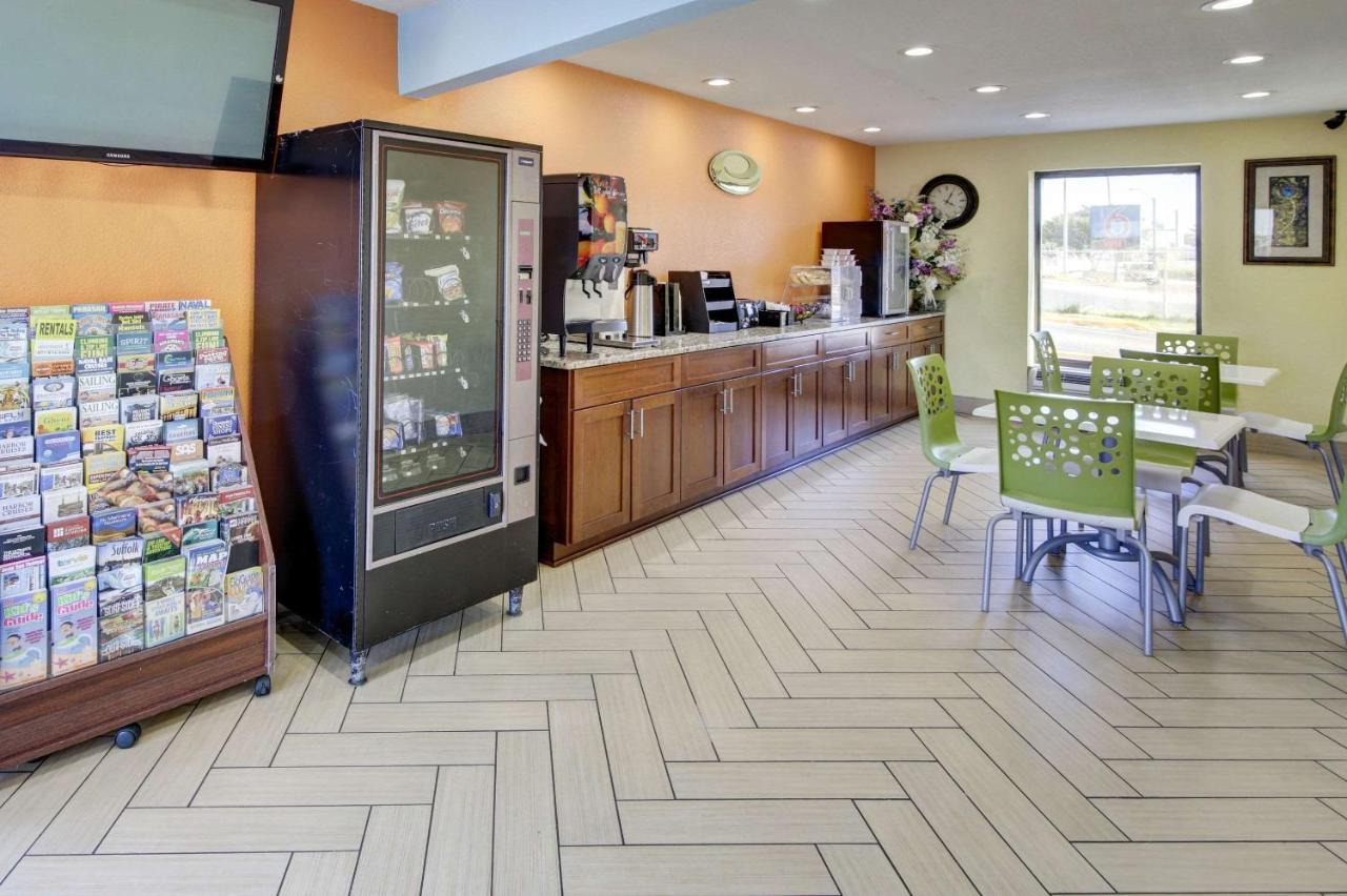 Econo Lodge At Military Circle Norfolk Bagian luar foto